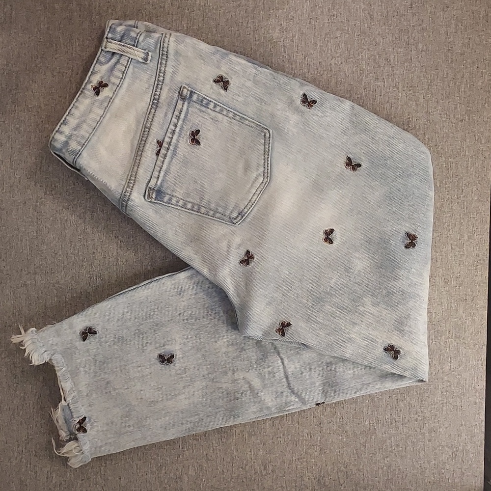 TinselTown Light Wash Distressed 5 Pocket Butterfly Embroidered Mom Jean Size 9